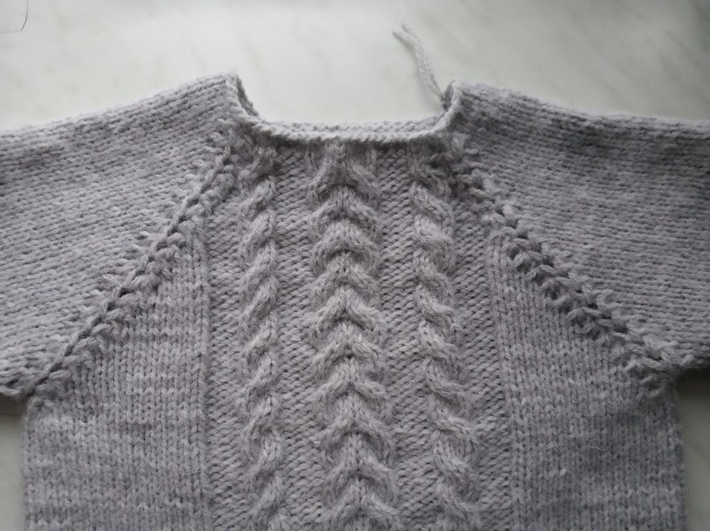 как вязать свитер спицами