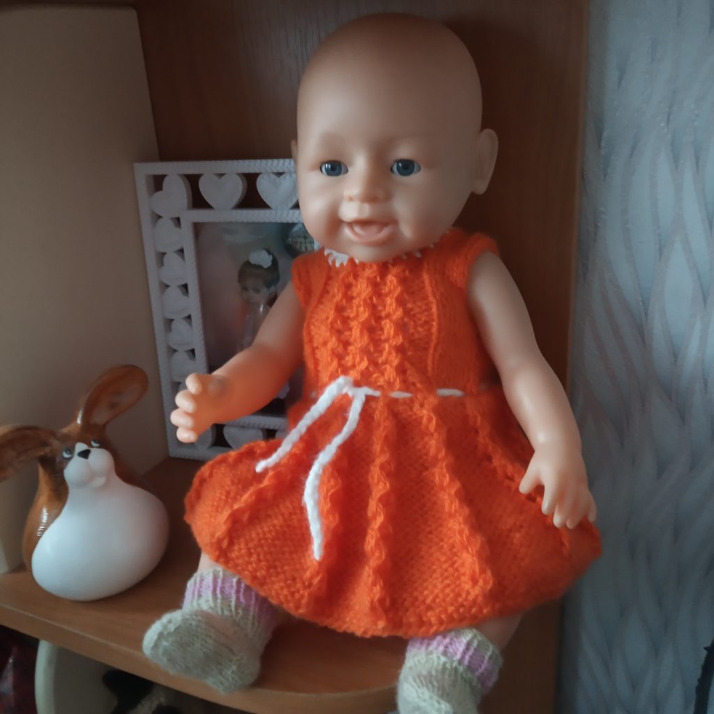 как вязать платье спицами для куклы